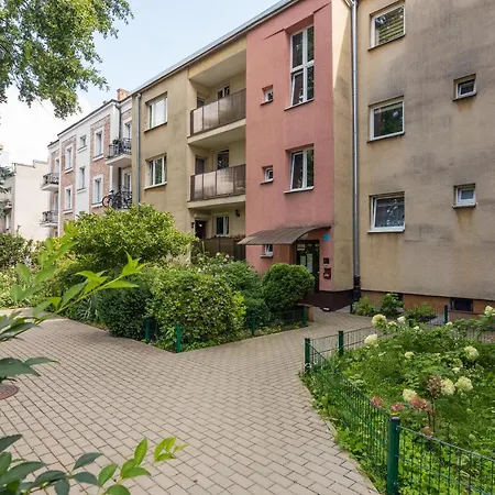 Wlochy Ratusz Lovely By Bookinghost Apartmán