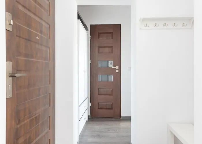 Wlochy Ratusz Lovely By Bookinghost Apartmán